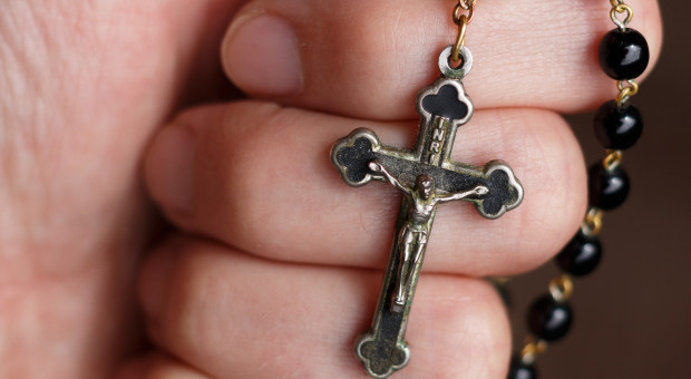 Noszenie symbolu religijnego czy dyskretne uzewnętrznianie przekonań religijnych w pracy nie naruszają prawa (fot.pixabay) Przekoniania religijne w pracy: Dyskretne oznaki przekonań nie naruszają praw