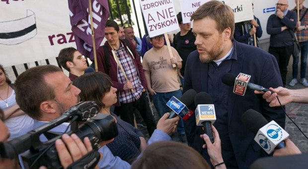 - Hanna Gronkiewicz-Waltz usiłuje tanio wykpić się od politycznej odpowiedzialności za brak kontroli nad działaniami urzędników ratusza - przekonuje cytowany w stanowisku Adrian Zandberg (fot.facebook.com/partiarazem) Reprywatyzacja w Warszawie: Partia Razem żąda dymisji Hanna Gronkiewicz-Waltz