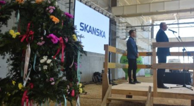 Uroczystość zawieszenia wiechy z okazji ukończenia głównych prac konstrukcyjnych w nowym zakładzie Safran Transmission Systems Poland. Fot. Skanska 40 mln euro będzie kosztował nowy zakład grupy Safran