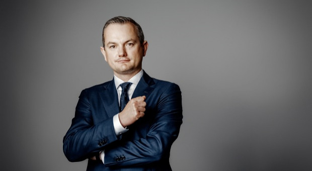 - Zauważyłem, że moje wejście do firmy po tym, jak przez czternaście lat rządził jeden prezes, było dla wielu osób bardzo stresujące - powiedział Robert Pietryszyn, prezes Lotosu. (fot. mat.pras.) Lotos wyciągnie rękę do Orlenu. Prezes podsumowuje też pierwsze decyzje i negocjacje