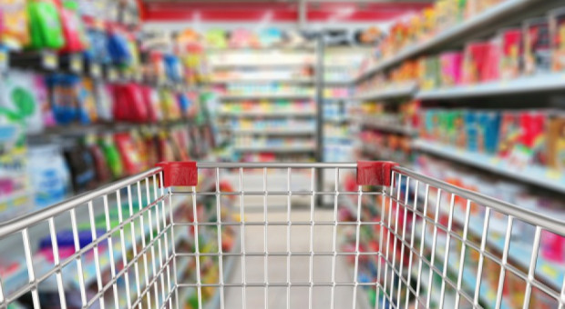 Połowa Polaków uważa, że sklepy powinny w niedziele być otwarte (fot.shutterstock) Zakaz handlu w niedzielę, IBRiS: Pracownik powinien mieć prawo do odmowy pracy w niedzielę