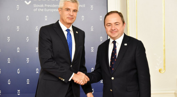 Konrad Szymański apeluje do Komisji Europejskiej o wycofanie się z pomysłu relokacji uchodźców. (fot.:twitter.com/MSZ_RP) Uchodźcy: Polska za odstąpieniem od kwot uchodźców