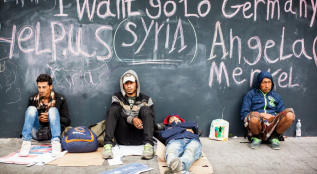Migranci, którzy nie chcą ubiegać się o azyl mają być wydaleni z kraju (fot.shutterstock.com) Francja: Ujawniono rządowy plan rozlokowania migrantów