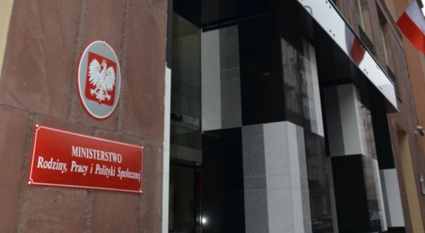 MRPiPS proponuje zmiany w systemie emerytalnym służb mundurowych, by ujednolicić waloryzację świadczeń (fot.twitter.com/E_Rafalska) MRPiPS: Będą zmiany w FUS, KRUS i systemie emerytalnym służb mundurowych