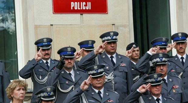 Dziś policjanci, wojskowi itd. mogą wnioskować o wypłatę emerytury po osiągnięciu wymaganego stażu służby (fot.policja.pl/Marek Krupa) Emerytura dla mundurowych: Policjanci, wojskowi i strażacy na emeryturę po sześćdziesiątce