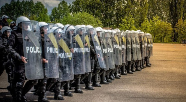 Funkcjonariusze, którzy rozpoczęli służbę do 1 stycznia 2013 r. mogą przejść na emeryturę po 15 latach (fot.policja.pl) Emerytura dla mundurowych: Ministerstwo nie planuje zmian w systemie emerytalnym dla policjantów, wojskowych i straży