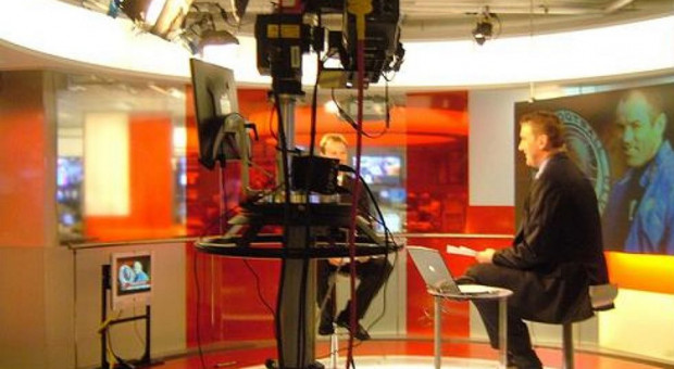 Na liście najlepiej zarabiających pracowników BBC znajdą się zapewne dobrze znani gospodarze programów informacyjnych, rozrywkowych i sportowych (Studio BBC, fot.wikipedia.org/Filckr/Adele Prince) BCC, wynagrodzenia: Brytyjska telewizja ujawni zarobki najlepiej opłacanych pracowników