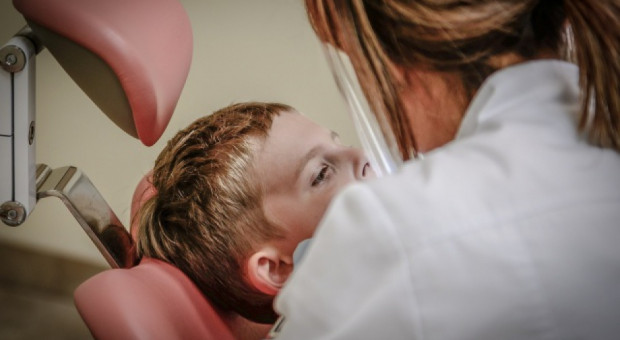 Jednym z priorytetów nowego rządu mia być reaktywacja medycyny szkolnej (fot.pixabay.com) Pielęgniarka i dentysta w szkole: Ministerstwo ma plan powrotu gabinetów lekarskich i stomatologiczncyh