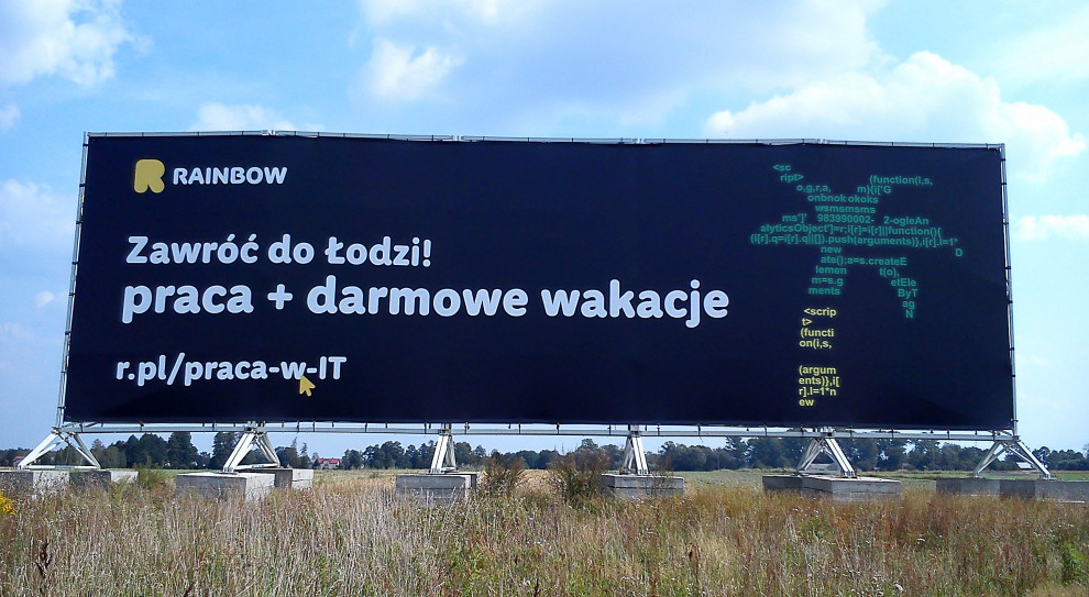 Rainbow promuje kampanię rekrutacyjną na billboardach ustawionych przy autostradzie. (fot. mat.pras.) Rainbow szuka pracowników. Na start... wysyła na wakacje za 8 tys. zł
