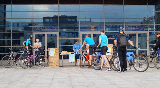 W ubiegłym roku z okazji jesiennego śniadania rowerowego pracownicy otrzymali mini-poradnik, jak przygotować się do jazdy po zmroku i przy ograniczonej widoczności. (Fot. Mat. pras.) Rowerem do pracy: Comarch wspiera pracowników-rowerzystów