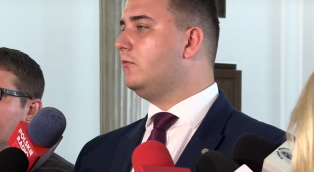 Szef gabinetu politycznego MON i rzecznik ministra obrony Bartłomiej Misiewicz (fot.:youtube.com) MON: Bartłomiej Misiewicz wystąpił o zawieszenie