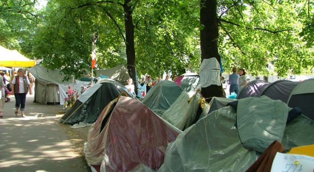 Białe miasteczko w 2007 r. w Warszawie (Fot. Alina Zienowicz/ wikimedia) Schetyna: PiS nie wyciąga wniosków z "białego miasteczka"