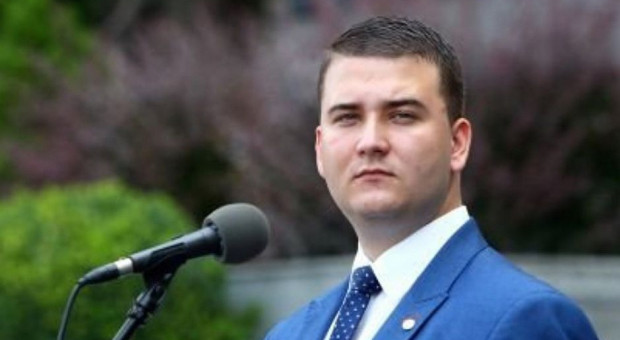 Na początku września 26-letni Misiewicz został członkiem rady nadzorczej Polskiej Grupy Zbrojeniowej, która podlega MON. (fot.twitter.com/misiewiczb) Bartłomiej Misiewicz zrezygnował z rady nadzorczej PGZ