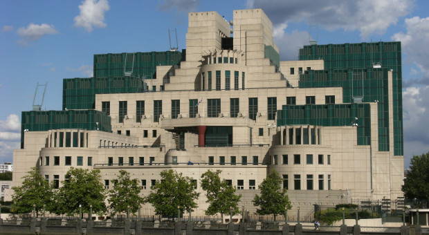 Secret Intelligence Service (SIS, znana także jako MI6) w Londynie (Fot. Mark Ahsmann/wikimedia, lic. CC BY-SA 3.0) Brytyjski wywiad zatrudni blisko tysiąc osób