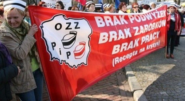 Manifestujący chcą zwiększenia nakładów na ochronę zdrowia i lepszego wynagrodzenia (fot.PTWP) Manifestacja PZM: Związki domagają się większych nakładów na ochronę zdrowia i lepszego wynagrodzenia