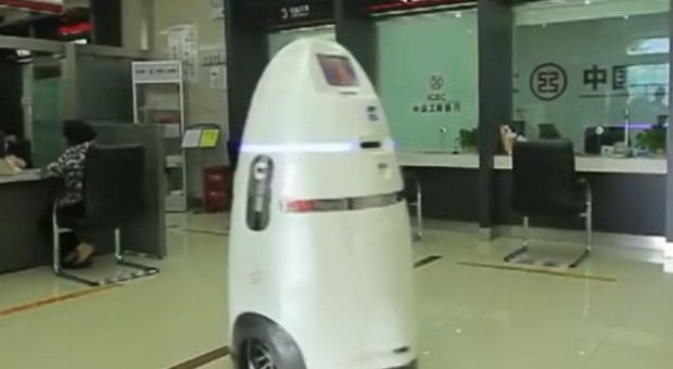 AnBoty są też wyposażone w mechanizm obronny - wysuwane ramię generujące prąd elektryczny. (Fot. YouTube) Roboty pracują na chińskim lotnisku. Pilnują bezpieczeństwa