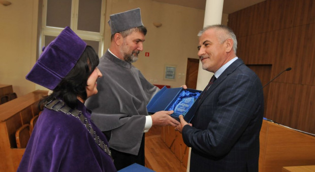 Dziekan Wydziału Chemicznego Politechniki Łódzkiej Małgorzata Szynkowska wręcza statuetkę prezesowi Anwil Jackowi Podgórskiemu. (Fot.: mat. pras.) Anwil "przyjacielem Wydziału Chemicznego" Politechniki Łódzkiej