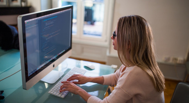 – Z roku na rok obserwujemy coraz większe zainteresowanie contarctingiem – mówi menedżer w firmie zajmującej się outsourcingiem pracowników IT. (Fot.: Pexels) Zarobki na kontrakcie wyższe niż na umowie?