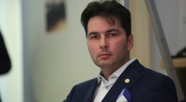 - W Bielsku Podlaskim cały czas wyposażamy zakład w nowe linie technologiczne i do tych linii technologicznych potrzebujemy ludzi - mówi Arkadiusz Jaworowski, dyrektor Suempol. (fot. PTWP) Arkadiusz Jaworowski z Suempolu o rekrutacji: Mamy 200 osób, które są powiązane ze sobą więzami rodzinnymi