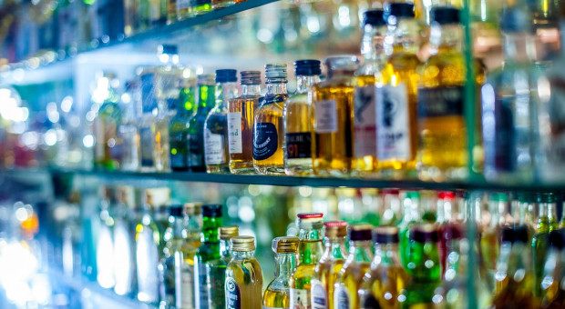 Na poziomie unijnym straty z powodu podrabianego alkoholu wynoszą mniej więcej 23,3 tys. miejsc pracy, a w polskiej gospodarce blisko 2,8 tys. (fot.pixabay.com) Przez podrabiany alkohol Polska traci tysiące miejsc pracy