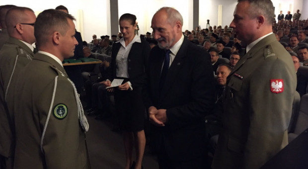 Macierewicz zniósł limity awansów w tym roku, by podnieść liczebność kadry oficerskiej. (fot.:twitter.com/MON_GOV_PL) Wojskowi zostaną awansowani? Ministerstwo tłumaczy