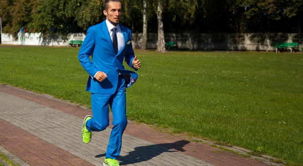 Biegacz Dariusz Laksa pobiegnie 16. października w półmaratonie w... garniturze. (fot. mat.pras.) PZU Cracovia Półmaraton Królewski: Dariusz Laksa pobiegnie w garniturze