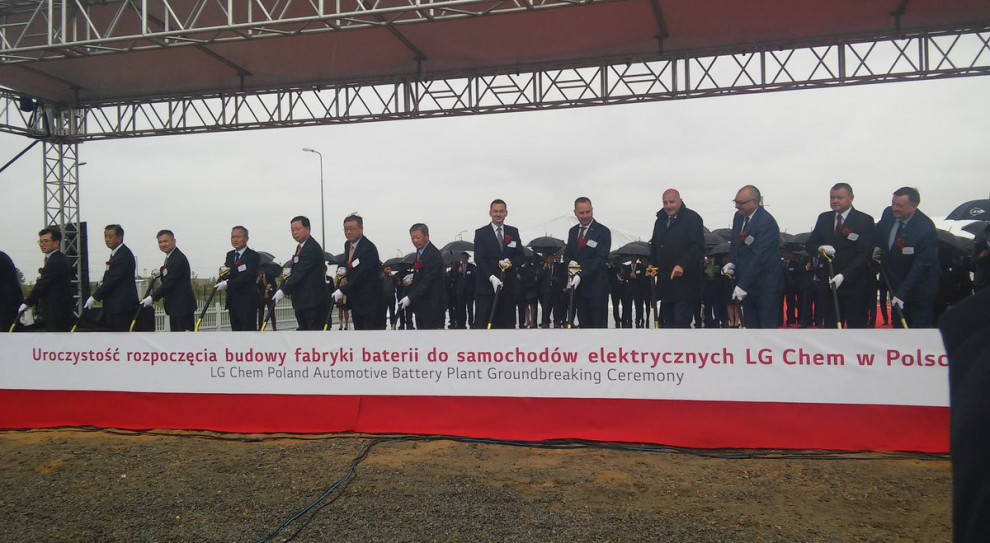 Morawiecki wziął udział w uroczystości rozpoczęcia budowy fabryki baterii elektrycznych do samochodów firmy LG Chem w Biskupicach Podgórnych. (fot. twitter.com) Dobiegają końca negocjacje z Daimler AG w sprawie budowy fabryki w Jaworze