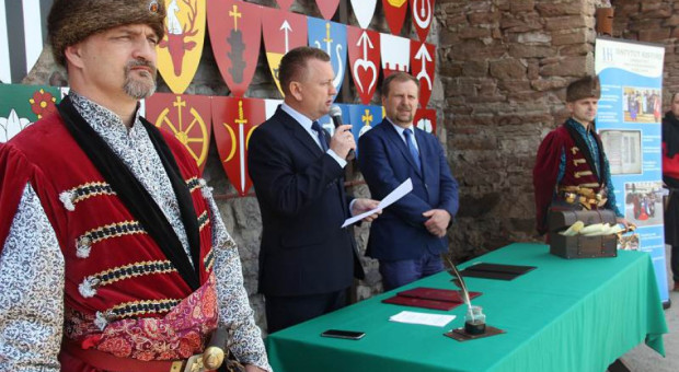 Burmistrz Chęci Robert Jaworski (w środku) na Zamku w Chęcinach (fot.zamekcheciny.pl) Pracę w samorządach można łączyć z posadą w administracji rządowej?