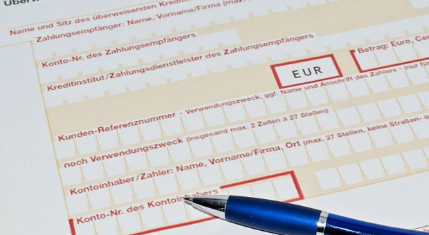 Nowe przepisy zakładają, że do kosztów uzyskania przychodów nie będzie można zaliczyć części płatności przekraczającej 15 tys. zł, jeżeli transakcja została dokonana bez pośrednictwa rachunku płatniczego. (fot. pixelio.de) MF: Limit płatności gotówkowych nie będzie dotyczył np. potrąceń czy barteru