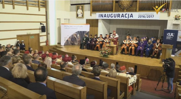 Rektor KUL ks. prof. Antoni Dębiński przypomniał o zbliżającej się 100. rocznicy powstania uniwersytetu (fot.Youtube) KUL, inauguracja roku akademickiego: Wiekowy uniwersytet będzie się kształcić prawie 13 tys. studentów