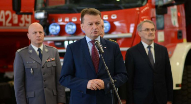 Od 1 stycznia 2017 r. wzrosną płace funkcjonariuszy i pracowników służb (Mariusz Błaszczak w Zielonej Górze., fot.mswia.gov.pl) Wynagrodzenia: Podwyżki dla funkcjonariuszy i pracowników służb. Ile będą zarabiać?