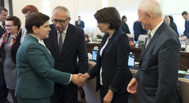 Według rządu dzięki przyjętym zmianom - w sytuacji ewentualnego stwierdzenia przez Komisję Europejską, że przepisy ustawy o podatku od sprzedaży detalicznej są niezgodne z rynkiem wewnętrznym - nie dojdzie do udzielenia pomocy publicznej, którą trzeba by zwrócić wraz z odsetkami (fot.premier.gov.pl) Rząd przyjął projekt zawieszający podatek handlowy do 1 stycznia 2018 r.