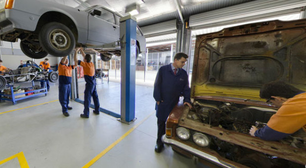 Co dziesiąty polski pracownik automotive ma mniej niż 24 lata. (Fot.: Wikimedia, Patrick Kelly) Praca w motoryzacji: Firmy potrzebują młodych