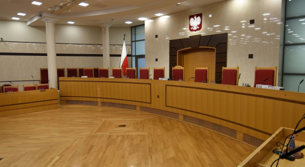 Zgodnie z nową ustawą o TK z 22 lipca, prezydent powołuje prezesa i wiceprezesa TK spośród trzech kandydatów przedstawianych mu przez ZO (Sala rozpraw Trybunału Konstytucyjnego, fot.Adrian Grycuk/wikipedia.org/CC BY-SA 3.0 PL) Konkurs na prezesa Trybunału Konstytucyjnego: Potrzebny nowy regulamin dot. wyboru kandydatów