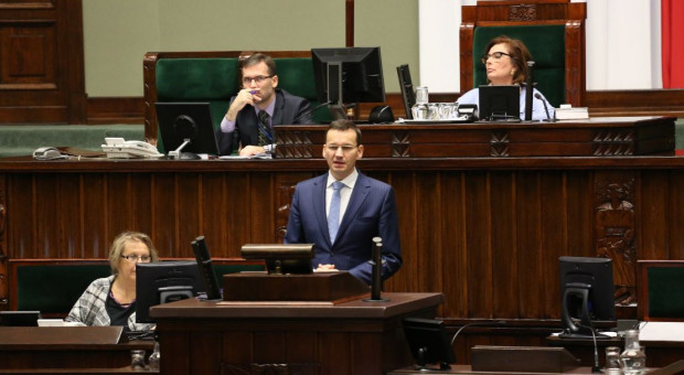 Wicepremier Mateusz Morawiecki prezentuje w Sejmie założenia budżetu na 2017 rok. (fot.:Twitter) Budżet 2017: Morawiecki zaplanował znaczny wzrost wynagrodzeń