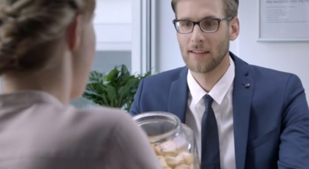 W najnowszej odsłonie kampanii PZU motywem przewodnim jest ciasteczko z wróżbą. (Fot. YouTube) Employer branding, rekrutacja: Praca w PZU dobrze... wróży?