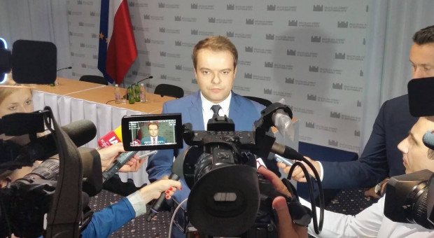 Zmierzamy do tego, aby system podatkowy był prostszy, przejrzystszy, odbiurokratyzowany - powiedział rzecznik rządu (Rafał Bochenek, fot.facebook.com) Jednolity podatek od 2018 roku. Podwyżki podatku dla najbogatszych nie będzie