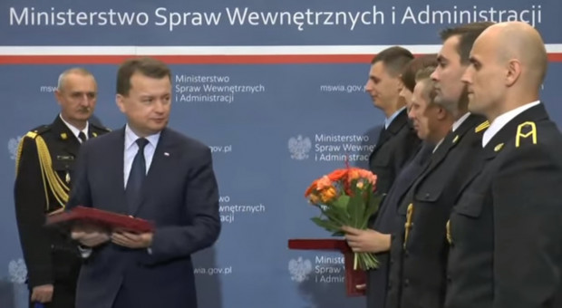 Minister Błaszczak zaznaczył, że zależy mu na odbudowie "etosu służby w formacjach". (fot. mswia/youtube.com) MSWiA. Minister odznaczył zasłużonych funkcjonariuszy