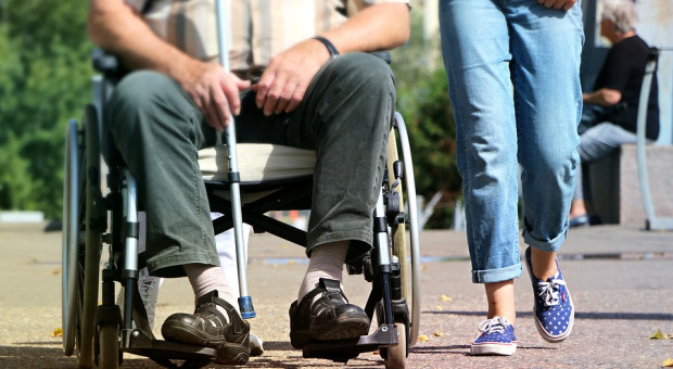 Zachętą dla pracodawców są dofinansowania do pensji osób niepełnosprawnych oraz ulgi w opłatach na rzecz Państwowego Funduszu Rehabilitacji Osób Niepełnosprawnych. (fot. pixabay) Zatrudnić niepełnosprawnego: Pracodawcy w Polsce wciąż niechętnie się na to decydują