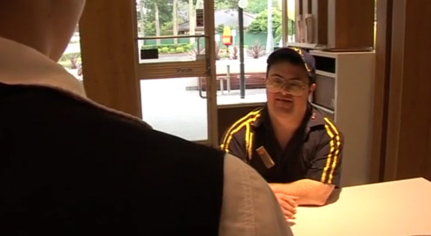 Chory za zespół Downa pracownik McDonald's Russell O'Grady jest lokalnym celebrytą. (Fot.: Jobsupport) Pracownik z zespołem Downa świętuje 30 lat pracy w McDonald’s