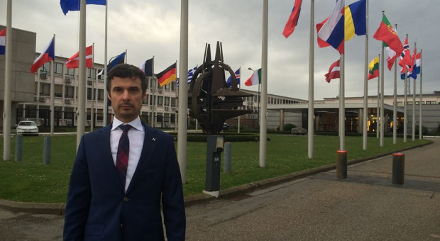 Radosław Lubczyk jest posłem Nowoczesnej i praktykującym dentystą. (fot. Facebook) Weekendowa opieka zdrowotna: Dentysta i poseł Nowoczesnej apeluje o zmiany