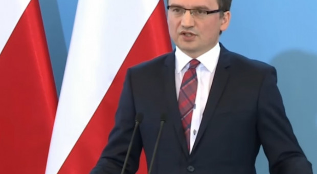 PO atakuje Ziobrę za wstrzymywanie konkursów na stanowiska sędziowskie (fot.youtube.com) PO: Ziobro blokuje etaty w sądownictwie. 500 konkursów na sędziów bez rozstrzygnięcia