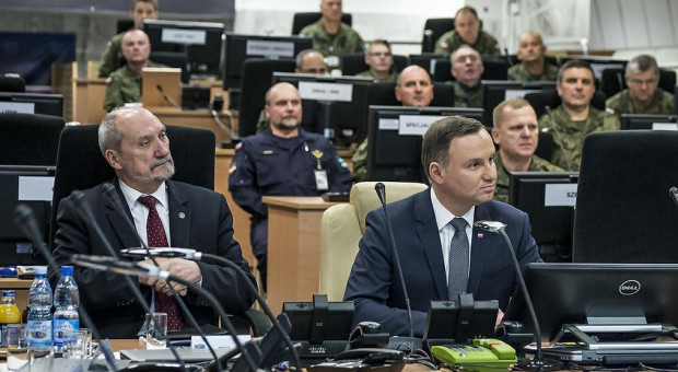 Antoni Macierewicz i Andrzej Duda (fot.mon.gov.pl/ppor. Robert Suchy) Nie będzie nominacji generalskich w Święto Niepodległości. Uroczystość przeniesiona na 29 listopada