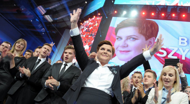 Obniżenie wieku emerytalnego ma nastąpić od 1 października 2017 r. (fot.pis.org.pl) Rok rządów PiS, podsumowanie: Minimalna stawka godzinowa uchwalona. Obniżenie wieku emerytalnego wciąż czeka
