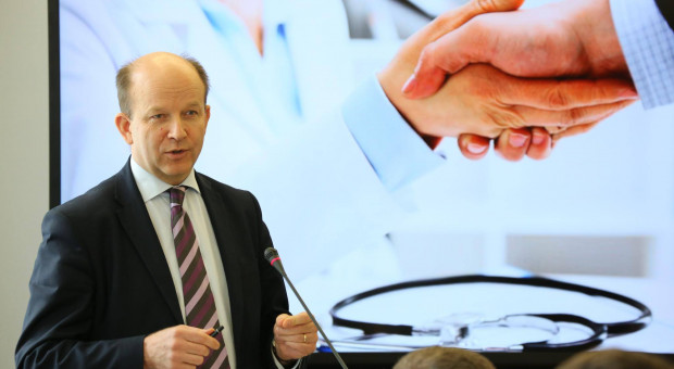 Ministerstwo Zdrowia podsumowało rok rządów (Konstanty Radziwiłł, fot.facebook.com/Radziwill.Konstanty) Rok rządów, Ministerstwo zdrowia: Minimalne wynagrodzenie dla lekarzy, pielęgniarek i innych pracowników medycznych
