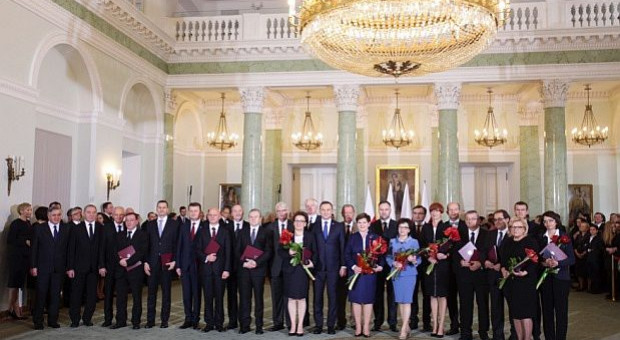 Nowy rząd został zaprzysiężony 16 listopada 2015 r. (fot.PTWP) Szykują się zmiany personalne w rządzie? Premier Szydło wyjaśnia