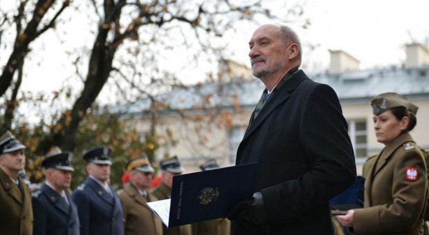 57 oficerów odebrało nominacje od ministra Antoniego Macierewicza (fot.mon.gov.pl/Robert Siemaszko) Nominacje oficerskie: Macierewicz awansował 57 oficerów na wysokie stanowiska