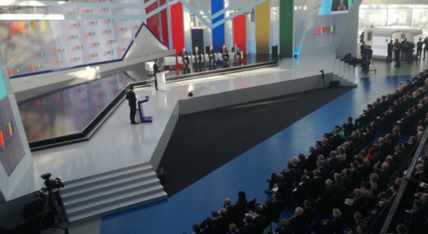 Wicepremier Mateusz Morawiecki przedstawia Konstytucję dla biznesu (fot.twitter.com/MR_GOV_PL) PO: Konstytucja biznesu to zbiór powtórzonych reguł