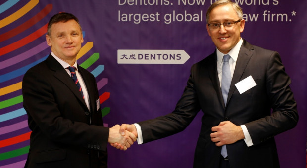 Piotr Macieja, dyrektor DBSE i Brandon Rasley, partner zarządzający Dentons w UK podczas otwarcia centrum w Warszawie. (fot. mat.pras.) Praca, prawnicy: Dentons otworzył centrum usług w Warszawie