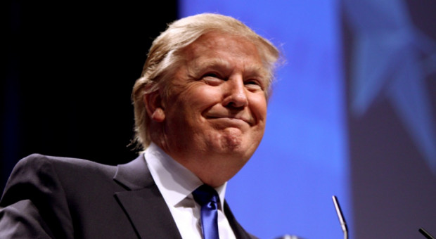 Trump anuluje przyjęte przez Obamę "restrykcje, które zabijają miejsca pracy" (Donald Trump, fot.Gage Skidmore/flickr.com/CC BY-SA 2.0) Praca, USA: Trump chce stworzyć kilka milionów "dobrze płatnych miejsc pracy"